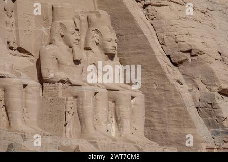 La stragrande Sun tempio di Abu Simbel costruito da Ramesse II, il sito patrimonio mondiale dell'UNESCO, lago Nasser, a sud di Aswan, Alto Egitto Foto Stock