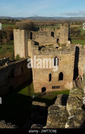 Vista dalla torre d'ingresso del castello di Ludlow sulla torre nord-ovest fino alla campagna circostante. Ludlow, Shropshire, Inghilterra. Novembre. Foto Stock