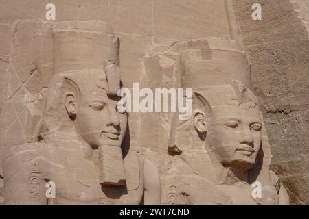 La stragrande Sun tempio di Abu Simbel costruito da Ramesse II, il sito patrimonio mondiale dell'UNESCO, lago Nasser, a sud di Aswan, Alto Egitto Foto Stock