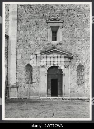 Umbria Perugia Norcia Madonna della neve. Hutzel, massimo 1960-1990 vedute della campagna circostante; vedute esterne con dettagli capitelli; vedute interne della cupola ottagonale, altari e dettagli affreschi dei fratelli Angelucci. Note generali: Non ci sono negativi per questa sequenza di monumenti. Il fotografo e studioso tedesco Max Hutzel (1911-1988) fotografò in Italia dai primi anni '1960 fino alla sua morte. Il risultato di questo progetto, citato da Hutzel come foto Arte minore, è un'accurata documentazione dello sviluppo storico dell'arte in Italia fino al XVIII secolo, compresi gli oggetti della E. Foto Stock