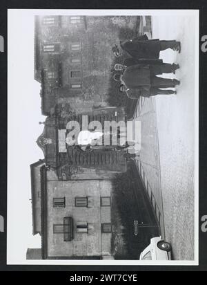 Lazio Viterbo Montefiascone vedute generali. Hutzel, Max 1960-1990 Vista di un cartello della locanda in Piazza Roma che recita 'Est! Est!! Est!!!,' (vedi TCI, Lazio pp. 335-336 per il significato). Vista su un portale, restaurato nel 1744, che conduce alla parte più antica di Montefiascone. Il fotografo e studioso tedesco Max Hutzel (1911-1988) fotografò in Italia dai primi anni '1960 fino alla sua morte. Il risultato di questo progetto, citato da Hutzel come foto Arte minore, è un'accurata documentazione dello sviluppo storico dell'arte in Italia fino al XVIII secolo, che comprende oggetti degli Etruschi e dei Romani Foto Stock