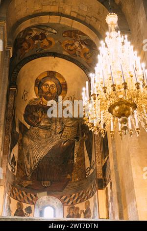 Mtskheta, Georgia. Chiudi l'immagine di Gesù Cristo sul fresco presso la parete interna della cattedrale di Svetitskhoveli del pilastro vivente, antico georgiano Foto Stock