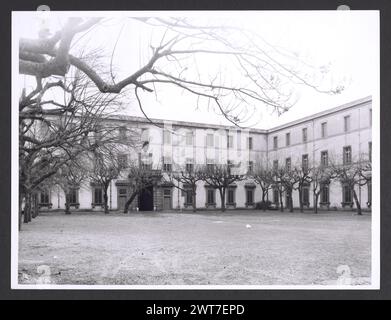 Lazio Roma Frascati Villa Mondragone. Hutzel, Max 1960-1990 vedute esterne delle facciate esterne e del cortile della villa del 16° secolo, ora una scuola gesuita. Copertura dettagliata del Portico del Vignola (XVII sec.). Vista della fontana e dell'obelisco. Vista interna della camera, Salone degli Svizzeri, sala dei Cariati, Cappella di S. Gregorio.   Antichità: Ninfeo Romano, sarcofagi e frammenti nel Giardino dei Papi. Il fotografo e studioso tedesco Max Hutzel (1911-1988) fotografò in Italia dai primi anni '1960 fino alla sua morte. Il risultato di questo progetto, citato da Hutzel come foto Arte minore, è l Foto Stock