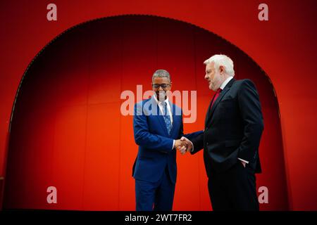 Vaughan Gething (a sinistra) parla con l'ex primo ministro del Galles, Carwyn Jones, in una sala conferenze dell'Università di Cardiff, dopo essere stato eletto come il prossimo leader del partito laburista gallese e primo ministro del Galles, il primo leader nero di qualsiasi paese europeo. I membri del partito laburista gallese hanno scelto Gething, 49 anni, come loro prossimo leader del partito, succedendo a Mark Drakeford, che ha ricoperto la carica dal 2018. Data foto: Sabato 16 marzo 2024. Foto Stock