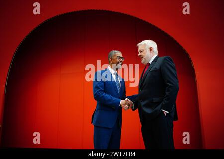 Vaughan Gething (a sinistra) parla con l'ex primo ministro del Galles, Carwyn Jones, in una sala conferenze dell'Università di Cardiff, dopo essere stato eletto come il prossimo leader del partito laburista gallese e primo ministro del Galles, il primo leader nero di qualsiasi paese europeo. I membri del partito laburista gallese hanno scelto Gething, 49 anni, come loro prossimo leader del partito, succedendo a Mark Drakeford, che ha ricoperto la carica dal 2018. Data foto: Sabato 16 marzo 2024. Foto Stock