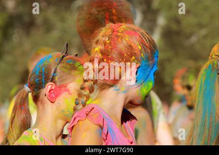 Festa dei colori Holi. Giovani e bambini lanciano pitture colorate e si divertono durante il festival Holi. Ragazze con i capelli colorati. Vacanze indiane. Dnipro, Foto Stock