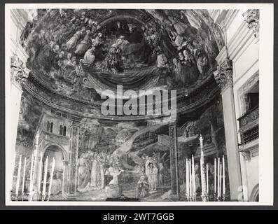 Umbria Perugia Spoleto S. Maria Assunta, Cattedrale. Hutzel, Max 1960-1990 vedute esterne: Facciata (XII secolo) con dettagli del rosone, galleria cieca, scultura architettonica classicizzante, portale con stipiti di vigna abitata, campanile con frammenti di rilievo riutilizzati (VII-VIII secolo) e dipinto di Cristo Benedizione fiancheggiato da San Giovanni e Vergine Maria (1207). Vedute interne: Pavimentazione in motivi geometrici; affreschi absidali di fra Fillipo Lippi (1469) con scene della Natività; affresco della Pietà di Pinturicchio nella Cappella Eroli (1497); affreschi nella Cappella dell'Assunta Foto Stock