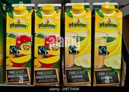 Pfanner Saft - Fruchtsaft Mango-Maracuja und Bananen-Saft aus Österreich. Die Hermann Pfanner Getränke GmbH ist ein International tätiger Österreichischer Getränkeproduzent und Wird als Familienunternehmen in 5. Generazione geführt. Nach eigenen Angaben werden von der über 420 Millionen Liter umfassenden Produktion rund 80 Prozent in über 80 Länder verkauft. Die Hauptmärkte des in Lauterach in Vorarlberg seinen Stammsitz führenden Unternehmens sind Deutschland, Italien, Österreich und Tschechien *** Pfanner Saft Fruchtsaft Mango Maracuja und Bananen Saft aus Österreich Hermann Pfanner Getränke Foto Stock