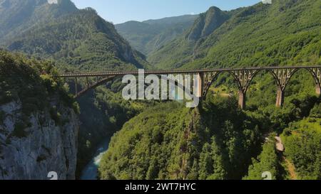 Vista aerea sul ponte ad arco di Djurdjevica su Tara Foto Stock