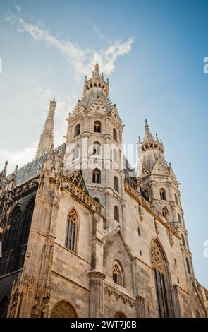 St Cattedrale di Stefano - enorme cattedrale gotica nella Innere Stadt di Vienna. Guardando in alto le Torri romaniche sul fronte ovest, oltre l'ingresso principale Foto Stock