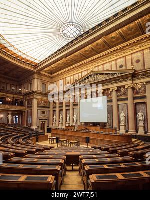 Camera di discussione dell'ex camera dei deputati d'Austria. Edificio interno del Parlamento austriaco. Architettura revival greca con statue e colonne. Foto Stock