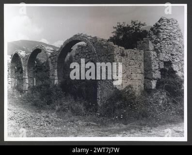 Molise Isernia Castel San Vincenzo Abbazia di S. Vincenzo al Volturno. Hutzel, Max 1960-1990 Medioevale: Rovine architettoniche e frammenti (c.700-1300) (Conte: 19). Post-medievale: Ricostruzione moderna e restauro dell'architettura medievale. (Conteggio: 14) fotografo e studioso tedesco Max Hutzel (1911-1988) fotografato in Italia dai primi anni '1960 fino alla sua morte. Il risultato di questo progetto, citato da Hutzel come foto Arte minore, è un'accurata documentazione dello sviluppo storico dell'arte in Italia fino al XVIII secolo, compresi oggetti degli Etruschi e dei Romani, oltre che del conte Foto Stock