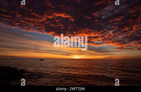 Alba sul mare e spettacolari nuvole rosse a Costa del Azahar a Peniscola in Spagna Foto Stock