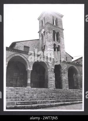 Lazio Latina Minturno S. Pietro. Hutzel, Max 1960-1990 Medieval: Architettura, scultura architettonica, scultura, pulpito con decorazioni in marmo e mosaico, candelabro pasquale. Questa chiesa fu costruita a metà dell'XI secolo, con aggiunte nel XIII-XIV secolo, e modifiche all'interno nel XVII secolo. Una serie di gradini conduce ad un portico, sopra il quale sorge il campanile. L'interno della chiesa è a volta con volte inguinali, ora decorato con cassettiere e decorazioni in stucco. Vicino all'altare si trovano il candelabro pasquale (1264) e il pulpito (1260), Foto Stock