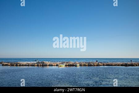 Piccole barche da pesca in legno ormeggiate nel Porto Vecchio di Fatimid, Mahdia, Tunisia Foto Stock