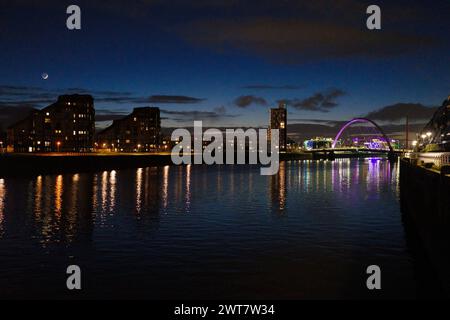 Glasgow Scozia: 11 febbraio 2024: L'arco di Clyde illuminato di notte sulle rive del fiume Clyde, alias Squinty Bridge Foto Stock