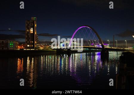 Glasgow Scozia: 11 febbraio 2024: L'arco di Clyde illuminato di notte sulle rive del fiume Clyde, alias Squinty Bridge Foto Stock