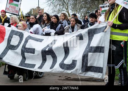 Bristol, Regno Unito. 16 marzo 2024. Una processione funebre di massa a Bristol per piangere e onorare i molti uomini, donne e bambini morti nell'attuale conflitto israeliano di Gaza. Crediti: JMF News/Alamy Live News Foto Stock