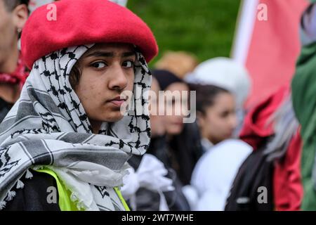 Bristol, Regno Unito. 16 marzo 2024. Una processione funebre di massa a Bristol per piangere e onorare i molti uomini, donne e bambini morti nell'attuale conflitto israeliano di Gaza. Crediti: JMF News/Alamy Live News Foto Stock