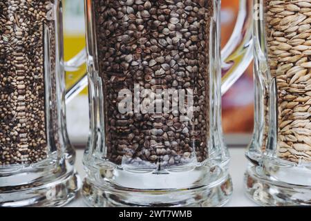 Lenticchie nere crude in un vaso di vetro per la cottura Foto Stock