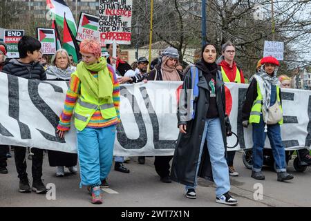 Bristol, Regno Unito. 16 marzo 2024. Una processione funebre di massa a Bristol per piangere e onorare i molti uomini, donne e bambini morti nell'attuale conflitto israeliano di Gaza. Crediti: JMF News/Alamy Live News Foto Stock