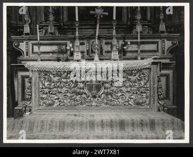 Marce Ancona Fabriano Oratorio del Gonfalone. Hutzel, Max 1960-1990 Post-medievale: Architettura barocca (1610-1636) con soffitto in legno altamente intagliato e decorato; dipinti, alcuni con cornici riccamente intagliate; mobili in legno, crocifisso e altare. Il fotografo e studioso tedesco Max Hutzel (1911-1988) fotografò in Italia dai primi anni '1960 fino alla sua morte. Il risultato di questo progetto, citato da Hutzel come foto Arte minore, è un'accurata documentazione dello sviluppo storico dell'arte in Italia fino al XVIII secolo, compresi oggetti degli Etruschi e dei Romani, oltre che del conte Foto Stock