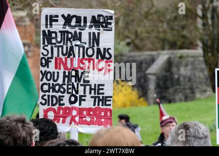 Bristol, Regno Unito. 16 marzo 2024. Una processione funebre di massa a Bristol per piangere e onorare i molti uomini, donne e bambini morti nell'attuale conflitto israeliano di Gaza. Crediti: JMF News/Alamy Live News Foto Stock