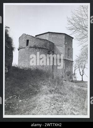 Lazio Viterbo Montefiascone S. Maria in Monte d'Oro. Hutzel, Max 1960-1990 vedute esterne della chiesa a pianta octogonale costruita su antiche rovine romaniche da Antonio da Sangallo nel 1510, e dell'abside (XI secolo). Vista interna della cupola non decorata; affresco quattrocentesco della Madonna con bambino; affresco di Cristo sulla Croce di Zuccari; dettagli di affreschi danneggiati provenienti da altri altari. Note sull'oggetto: Data della campagna fotografica: 4/16/84 Max Hutzel fotografo e studioso tedesco (1911-1988) fotografato in Italia dai primi anni '1960 fino alla sua morte. Il risultato di questo progetto, citato da Hutzel come foto Arte Mino Foto Stock