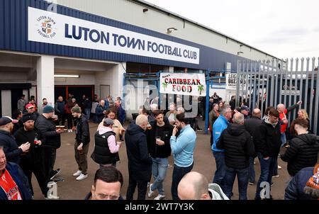 I tifosi arrivano a terra prima della partita di Premier League a Kenilworth Road, Luton. Data foto: Sabato 16 marzo 2024. Foto Stock