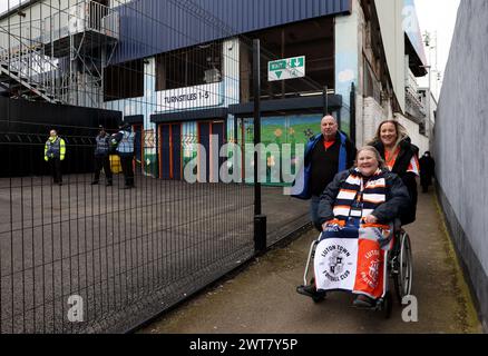 I tifosi del Luton Town arrivano a terra prima della partita di Premier League a Kenilworth Road, Luton. Data foto: Sabato 16 marzo 2024. Foto Stock