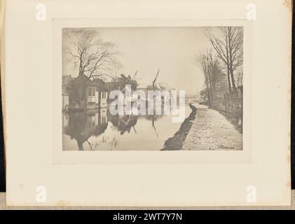 Ware, Herts. Peter Henry Emerson, fotografo (britannico, nato Cuba, 1856 - 1936) 1888 Vista di gazebo e cottage lungo il fiume Lea da un sentiero sulla riva opposta del fiume. Il nome del fotografo, 'P.H. EMERSON', è stato graffiato nell'angolo inferiore destro dell'immagine. (Recto, adiacente interlacciamento) centrale, stampato con inchiostro nero: "PIASTRA II. WARE, HERTS." Foto Stock