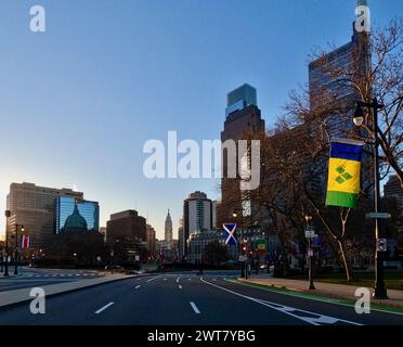 Center City Philadelphia, vista da Logan Square lungo la Benjamin Franklin Parkway. Foto Stock