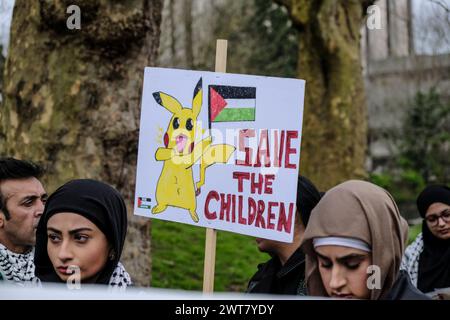 Bristol, Regno Unito. 16 marzo 2024. Una processione funebre di massa a Bristol per piangere e onorare i molti uomini, donne e bambini morti nell'attuale conflitto israeliano di Gaza. Crediti: JMF News/Alamy Live News Foto Stock