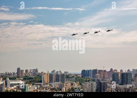 Kiev, Ucraina - 22 agosto 2021: Paesaggio urbano estivo aereo con elicotteri militari in volo mi-24 durante la parata dedicata al giorno dell'indipendenza dell'Ucraina Foto Stock