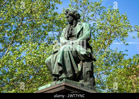 Scultura di Ludwig van Beethoven (1880) su un monumento da vicino in un giorno di aprile di sole. Vienna, Austria Foto Stock