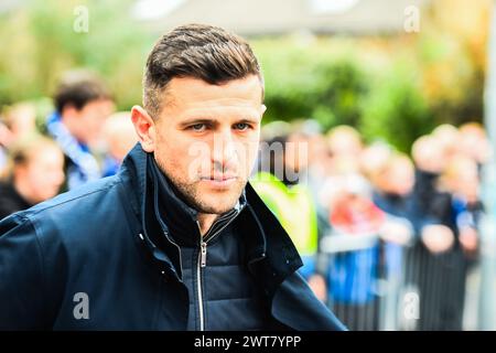 Il manager John Mousinho (Manager Portsmouth) arriva allo stadio durante la partita di Sky Bet League 1 tra Peterborough e Portsmouth a London Road, Peterborough, sabato 16 marzo 2024. (Foto: Kevin Hodgson | mi News) crediti: MI News & Sport /Alamy Live News Foto Stock