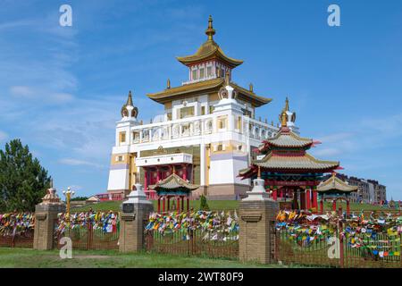 ELISTA, RUSSIA - 4 GIUGNO 2023: Veduta del Tempio buddista Abode d'oro del Buddha Shakyamuni il giorno di giugno Foto Stock