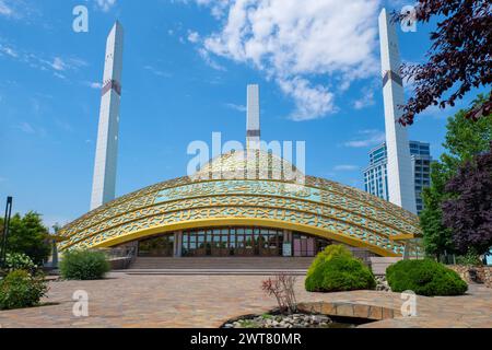 ARGUN, RUSSIA - 14 GIUGNO 2023: Moschea del cuore della madre (Moschea che prende il nome da Aimani Kadyrova) in un giorno di giugno di sole Foto Stock