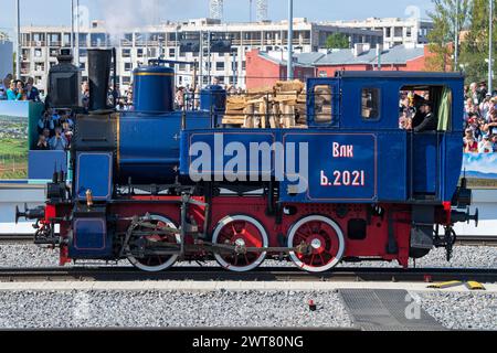 SAN PIETROBURGO, RUSSIA - 27 AGOSTO 2023: Locomotiva industriale a vapore della serie "Soft Sign" (Ь-er) primo piano. Spettacolo dinamico di locomotive retrò. Foto Stock