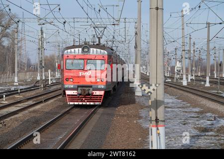 PETRO-SLAVYANKA, RUSSIA - 4 MARZO 2024: Il treno elettrico ET2M-070 arriva alla stazione di Slavyanka in un giorno di sole marzo Foto Stock