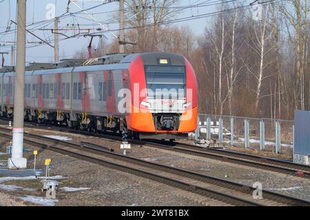 PETRO-SLAVYANKA, RUSSIA - 4 MARZO 2024: Treno elettrico ES2GP-014 "Lastochka" alla stazione di Slavyanka in un giorno di sole marzo. Ferrovia Oktyabrskaya Foto Stock