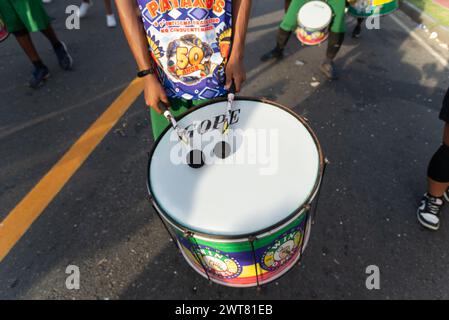 Salvador, Bahia, Brasile - 3 febbraio 2024: I membri di un gruppo di percussioni suonano durante Fuzue, pre-carnevale nella città di Salvador, Bahia. Foto Stock