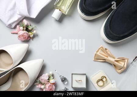 Roba per matrimoni. Composizione piatta con elegante effetto boutonniere su sfondo grigio chiaro, spazio per il testo Foto Stock