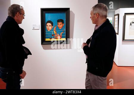 Köln, 15.03.2024 Deutsches Sport und Olympia Museum in Köln Ausstellung : „Legenden im Ring-Boxkunst die umhaut“ Die Sonderausstellung präsentiert über 40 ausgewählte Gemälde aus der Sammlung von Ingo Wegerich, die vielfach als Vorlage für die cover des berühmteten amerikanischen Fachmagazins „the Ring“ dienten. Die Motive erinnern an berühmte Faustkämpfer und ihre Ring-Duelle. Der Sammler Ingo WEGERICH li.- im Gespräch mit dem Sportjournalisten Bertram JOB re.- foto : Norbert Schmidt Foto Stock