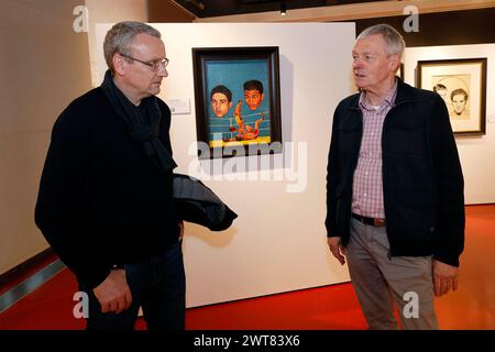 Köln, 15.03.2024 Deutsches Sport und Olympia Museum in Köln Ausstellung : „Legenden im Ring-Boxkunst die umhaut“ Die Sonderausstellung präsentiert über 40 ausgewählte Gemälde aus der Sammlung von Ingo Wegerich, die vielfach als Vorlage für die cover des berühmteten amerikanischen Fachmagazins „the Ring“ dienten. Die Motive erinnern an berühmte Faustkämpfer und ihre Ring-Duelle. Der Sammler Ingo WEGERICH li.- im Gespräch mit dem Sportjournalisten Bertram JOB re.- foto : Norbert Schmidt Foto Stock