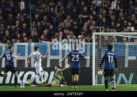 Bergamo, Italia. 14 marzo 2024. Italia, Bergamo, 14 marzo 2024: Pedro Goncalves (Sporting CP) tira e segna il gol 1-0 a 33' durante la partita di calcio Atalanta BC vs Sporting CP, Europa League turno 16 2° tappa Stadio Gewiss (Credit Image: © Fabrizio Andrea Bertani/Pacific Press via ZUMA Press Wire) SOLO USO EDITORIALE! Non per USO commerciale! Foto Stock