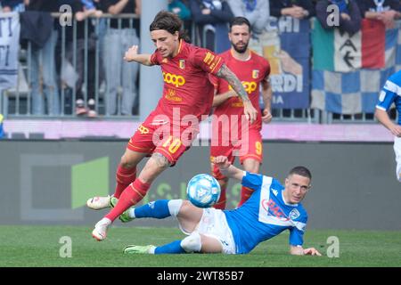 Brescia, Italia. 16 marzo 2024. Jacopo Petriccone degli US Catanzaro calcio 1929 contrasta con Fabrizio Paghera del Brescia calcio FC durante la partita di campionato italiano di serie B tra Brescia calcio FC e US Catanzaro 1929 allo stadio Mario Rigamonti il 16 marzo 2024, Brixia, Italia. Credito: Agenzia fotografica indipendente/Alamy Live News Foto Stock