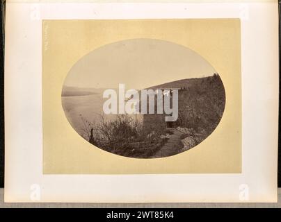 Old Riding Hall e sbarco sul fiume, West Point. George Kendall Warren, fotografo (americano, 1834 - 1884) 1868 Vista della Old Riding Hall sul campus di West Point, un edificio allungato con tetto a botte e pareti in mattoni, visto da lontano. Più lontano si trovano due moli sul bordo del fiume Hudson. Foto Stock