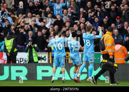 Wolverhampton, Regno Unito. 16 marzo 2024. I giocatori del Coventry City festeggiano la vittoria delle loro squadre dopo la partita di quarti di finale della Coppa degli Emirati Arabi, Wolverhampton Wanderers vs Coventry City a Molineux, Wolverhampton, Regno Unito, 16 marzo 2024 (foto di Gareth Evans/News Images) a Wolverhampton, Regno Unito, il 16/3/2024. (Foto di Gareth Evans/News Images/Sipa USA) credito: SIPA USA/Alamy Live News Foto Stock