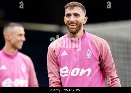 Il portiere del Nottingham Forest Matt Turner si scalda davanti alla partita di Premier League a Kenilworth Road, Luton. Data foto: Sabato 16 marzo 2024. Foto Stock